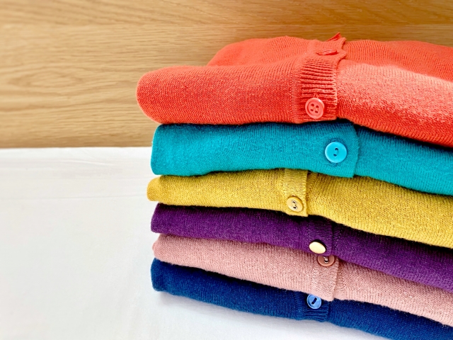 上着　カーディガン　服装