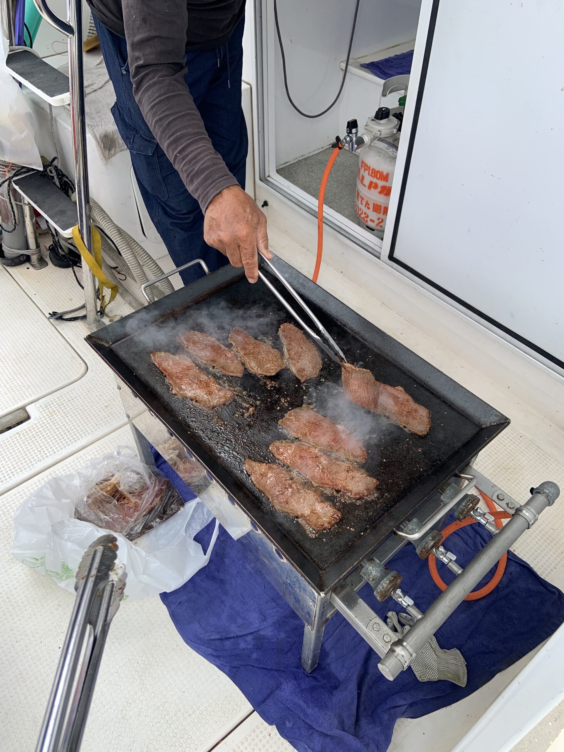 【沖縄/恩納村発/貸切】ベテラン船長案内のプライベートクルーザー！釣り・マリンスポーツ・花火鑑賞など自由に遊べる贅沢な時間＜最大13名まで乗船OK＞（No.280）
