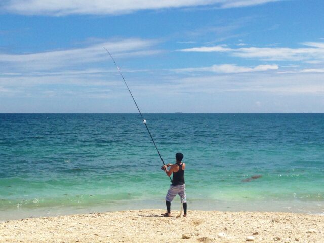 沖縄の人気の釣り体験！初心者や子供でも楽しめるポイントや沖縄で釣れる魚を解説