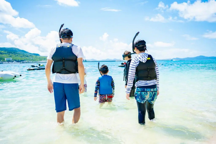 【沖縄本島/約1時間】時間がなくても海を満喫！シュノーケル＋バナナボートプラン☆5歳以下も浮き輪＆箱眼鏡で安心＜1組貸切・温水シャワー付・保険込み＞（No.817）
