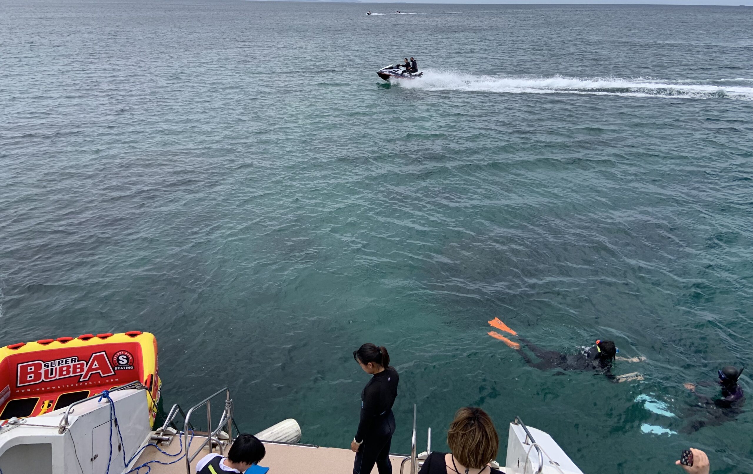 【沖縄/恩納村発/貸切】ベテラン船長案内のプライベートクルーザー！釣り・マリンスポーツ・花火鑑賞など自由に遊べる贅沢な時間＜最大13名まで乗船OK＞（No.280）