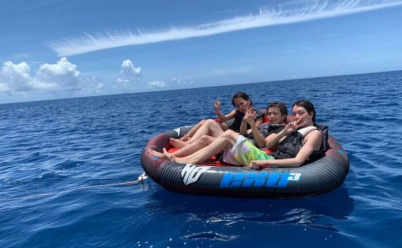 沖縄マリンスポーツで海に浮かぶチューブ体験