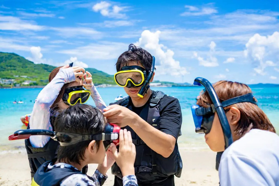 【沖縄本島/約1時間】時間がなくても海を満喫！シュノーケル＋バナナボートプラン☆5歳以下も浮き輪＆箱眼鏡で安心＜1組貸切・温水シャワー付・保険込み＞（No.817）