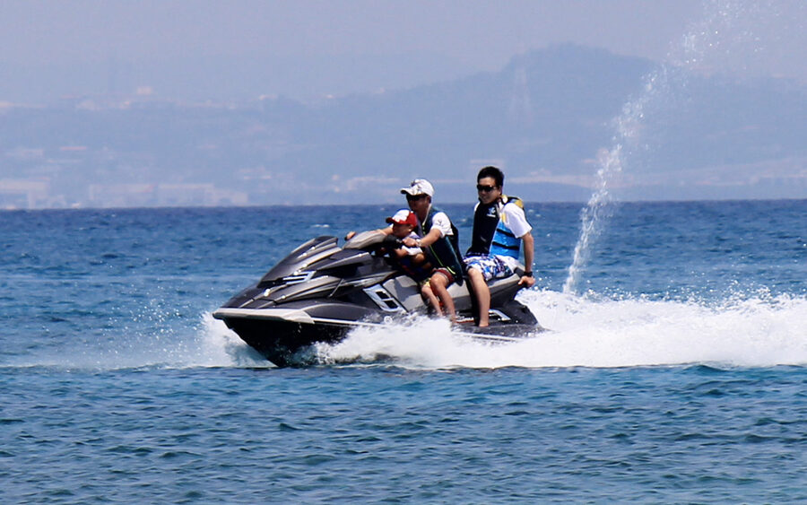 【宜野湾発/慶良間/貸切】SAFARIクルーザーチャーターで沖縄の海を満喫！マリンスポーツ・釣り・BBQが楽しめる貸切プラン＜最大12名まで乗船OK＞（No.410）