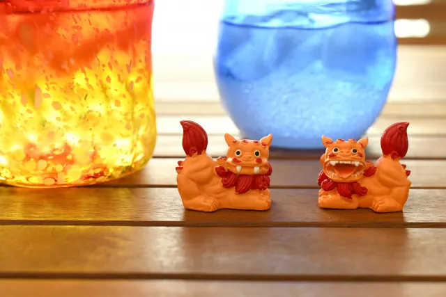 沖縄のシーサーと琉球ガラスの工芸品