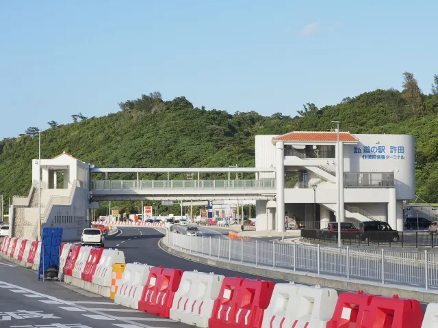 沖縄観光で人気の道の駅許田の外観