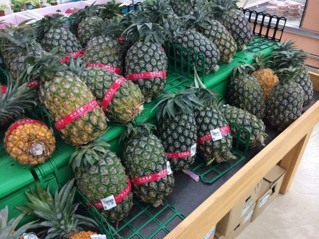 沖縄直送のパイナップルが並ぶ売り場