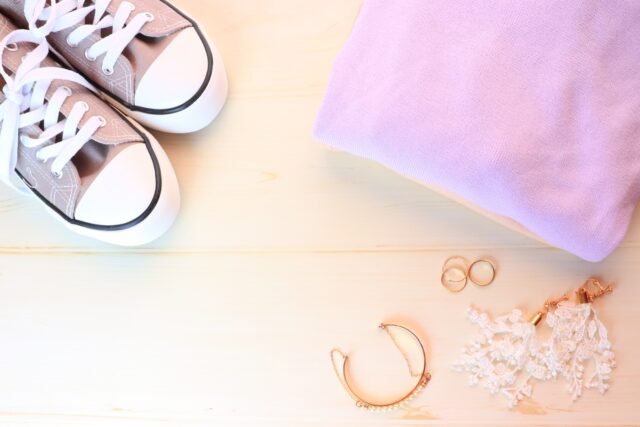 スニーカー　セーター　アクセサリー