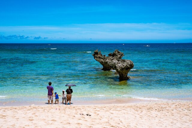 沖縄の海岸で家族と訪れるハートロックの絶景
