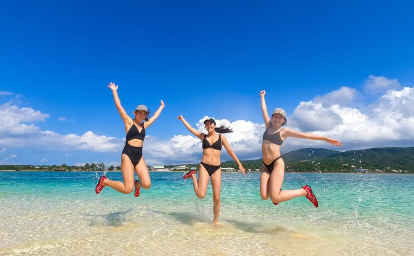 やんばるビーチで笑顔あふれる沖縄旅行の一枚