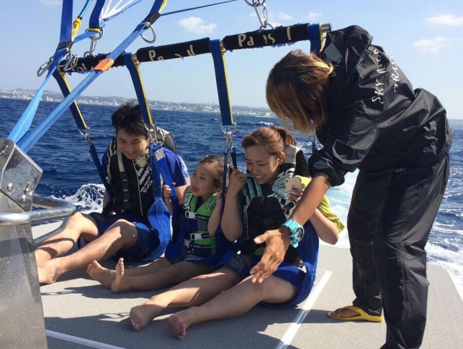 【沖縄・宜野湾】空と海を満喫！音楽が流れるサウンドパラセーリング＆少人数制シュノーケル☆移動なしで楽々セット体験《カメラ持込OK＆撮影付》（No.759）