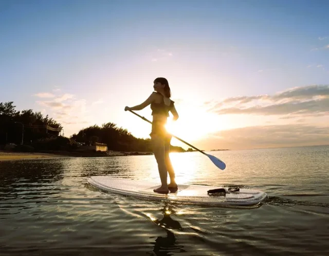 沖縄の海で夕日とSUPアクティビティ