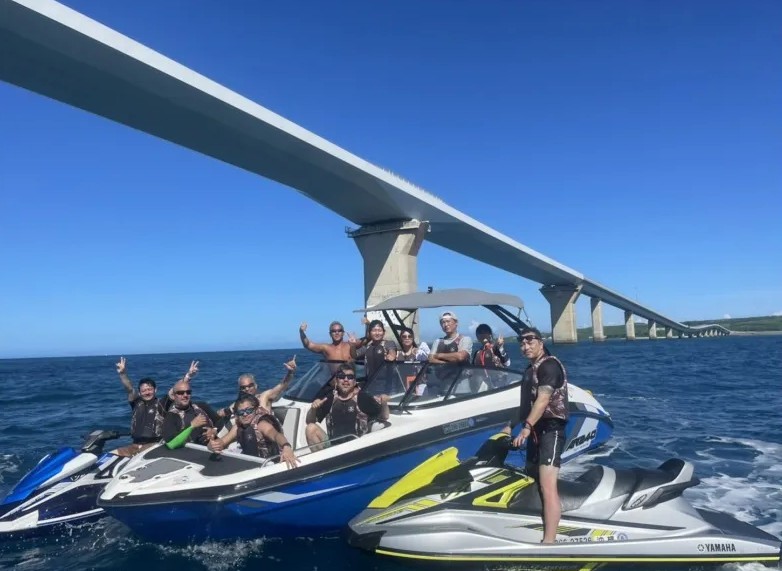 【瀬底島・水納島/半日】完全貸切クルージング＆マリンスポーツ遊び放題プラン！大人気AR240ボート＆ジェットスキーで離島の楽園を優雅に満喫☆《写真＆動画プレゼント・9名まで》（No.140）
