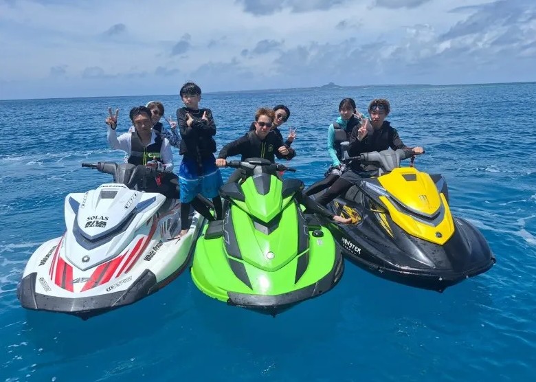 【瀬底島・水納島/1時間】免許保持者必見！ジェットスキーで絶景ツーリングプラン！エメラルドグリーンの海を疾走☆《写真＆動画プレゼント》（No.113）