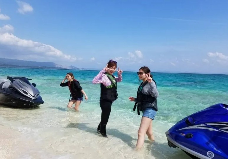 【瀬底島・水納島/半日】完全貸切クルージング＆マリンスポーツ遊び放題プラン！大人気AR240ボート＆ジェットスキーで離島の楽園を優雅に満喫☆《写真＆動画プレゼント・9名まで》（No.140）