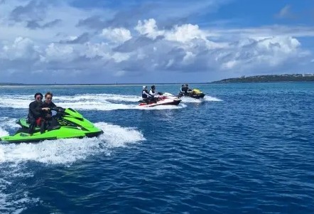 【瀬底島・水納島/1時間】免許保持者必見！ジェットスキーで絶景ツーリングプラン！エメラルドグリーンの海を疾走☆《写真＆動画プレゼント》（No.113）