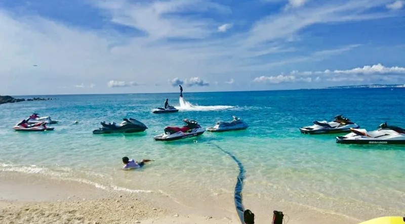 【瀬底島・水納島/1時間】免許保持者必見！ジェットスキーで絶景ツーリングプラン！エメラルドグリーンの海を疾走☆《写真＆動画プレゼント》（No.113）