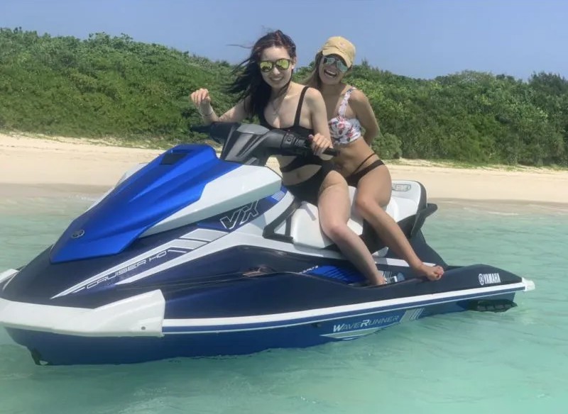【瀬底島・水納島/半日】完全貸切クルージング＆マリンスポーツ遊び放題プラン！大人気AR240ボート＆ジェットスキーで離島の楽園を優雅に満喫☆《写真＆動画プレゼント・9名まで》（No.140）