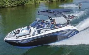 9名様まで乗船できるボート(AR240)とジェットスキーで水納島へ出発