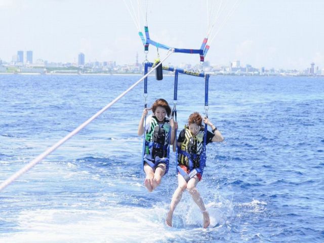 慶良間の海上でのパラセーリング体験