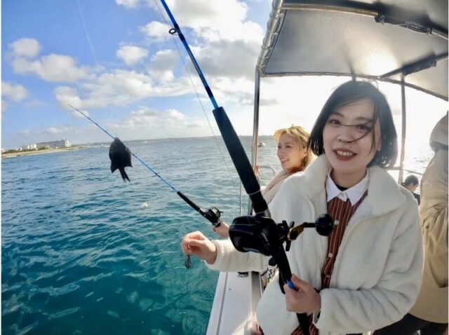 沖縄のホエールウォッチングと合わせて楽しみたい、船上フィッシング体験の様子。
