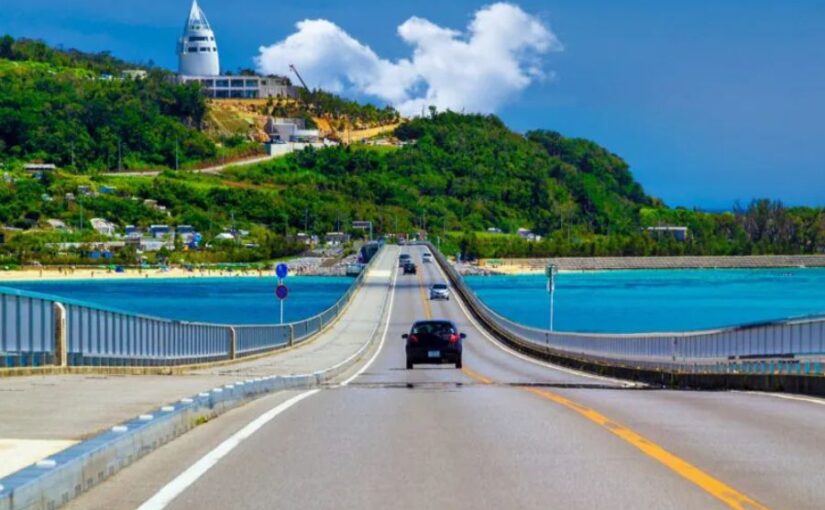 沖縄のドライブコース、エメラルドグリーンの海を渡る古宇利大橋の絶景。