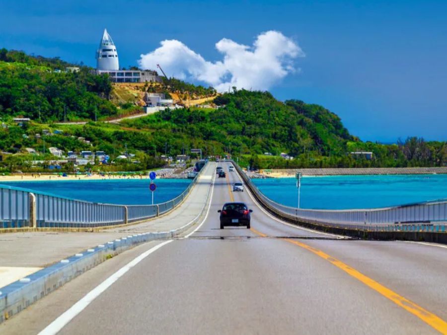 沖縄のドライブコース、エメラルドグリーンの海を渡る古宇利大橋の絶景。
