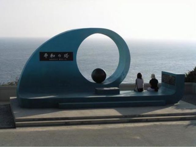 沖縄のドライブコース、摩文仁の丘から海を望む平和祈念公園の風景。