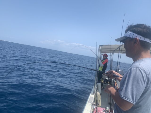 石垣島の海で釣りを楽しむ参加者の様子