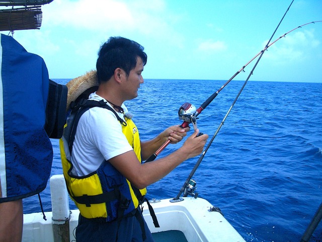 【那覇発/半日】慶良間の無人島付近で船釣り体験♪透明度抜群の海に感動！トロピカルフィッシングツアー＜手ぶら参加OK＞家族や団体旅行にもおすすめ（No.246）