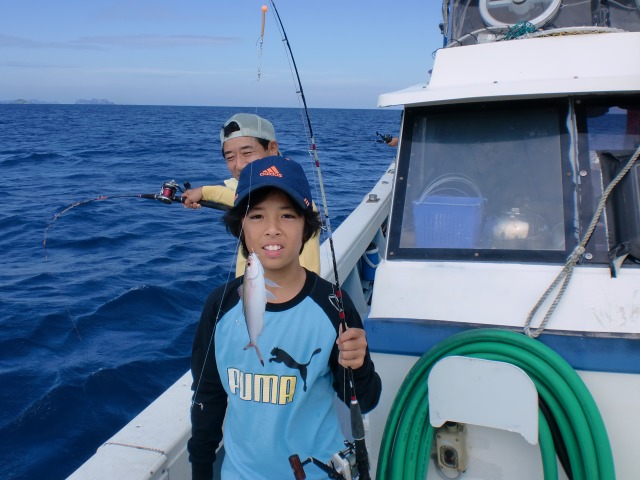 【那覇発/半日】慶良間の無人島付近で船釣り体験♪透明度抜群の海に感動！トロピカルフィッシングツアー＜手ぶら参加OK＞家族や団体旅行にもおすすめ（No.246）