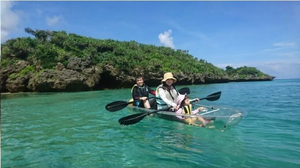 【沖縄・恩納村】2歳から参加可能★スケルトンカヤックで行く！無人島（やどかり島）上陸ツアー《写真データ無料プレゼント》4日前までキャンセル料無料（No.128）
