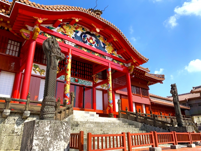 色鮮やかな首里城正殿