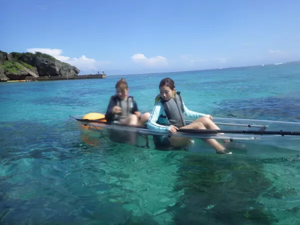 【沖縄・恩納村】2歳から参加可能★スケルトンカヤックで行く！無人島（やどかり島）上陸ツアー《写真データ無料プレゼント》（No.128）