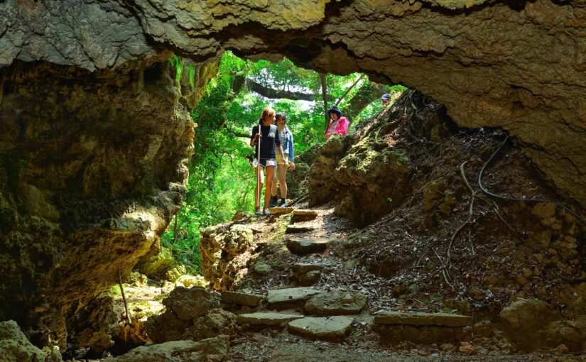 沖縄の洞窟探検に参加するツアー参加者