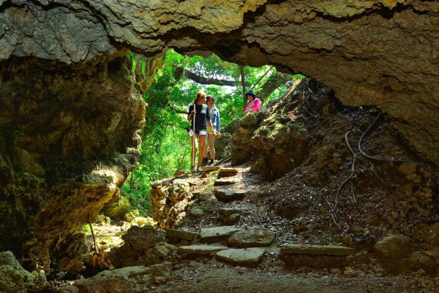 沖縄の洞窟探検に参加するツアー参加者