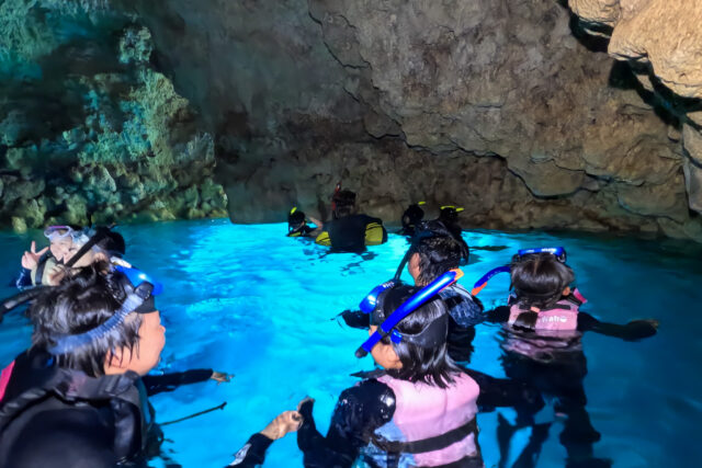 青の洞窟ツアーに参加する家族