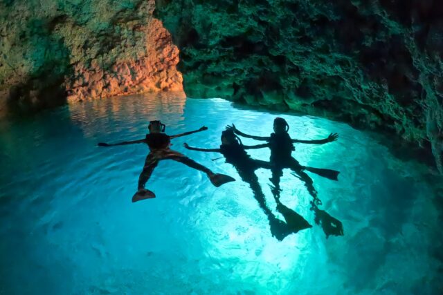 青の洞窟で仲間とシュノーケリング