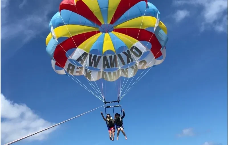 海の上を飛ぶパラセーリングツアー