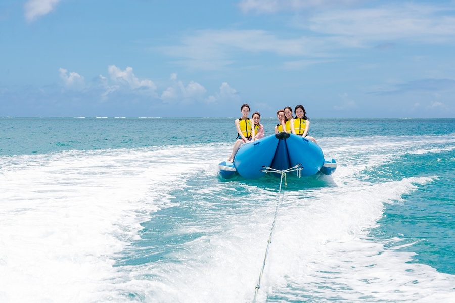 [Okinawa / Approx. 1.5 hours] Enjoy Water Activities Even in Winter☆ 3-in-1 Package: Banana Boat, Marble Ride, and Snorkeling (Available October–March Only; Wetsuits Included) (No. 829)