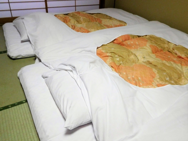 久高島の宿で体験できる、和室の布団と畳の風景。