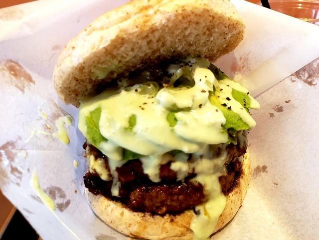 沖縄旅行で外せない！本当に美味しい地元で人気の絶品バーガー店特集