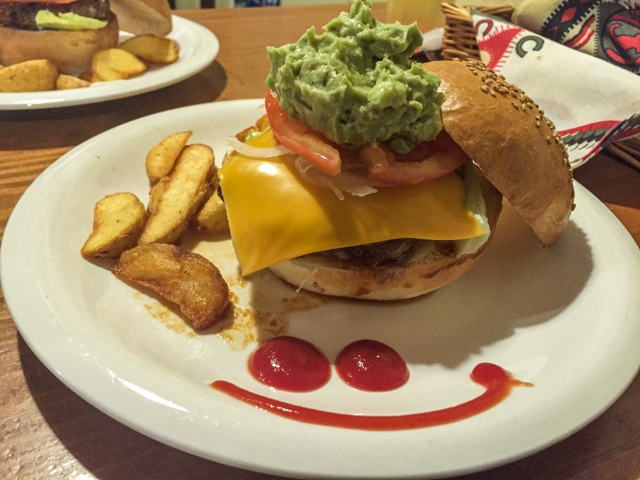 沖縄旅行で外せない！本当に美味しい地元で人気の絶品バーガー店特集