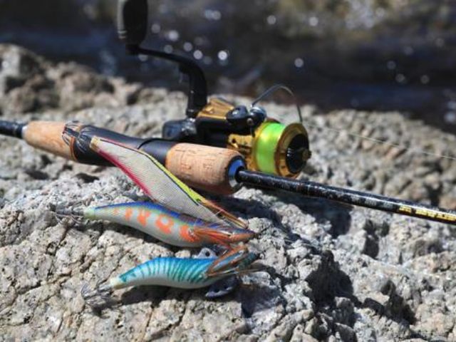 恩納村で釣り。岩場に並べられたカラフルなエギとエギングタックル