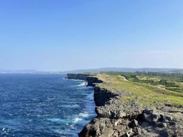 恩納村の釣りポイントとしても知られる荒々しい岩場の海岸風景