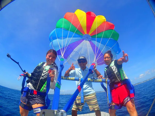 沖縄パラセーリングのフライト直前に笑顔で記念撮影。