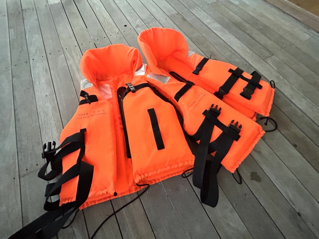 恩納村の釣り。安全のために必須となる大人用・子供用救命胴衣
