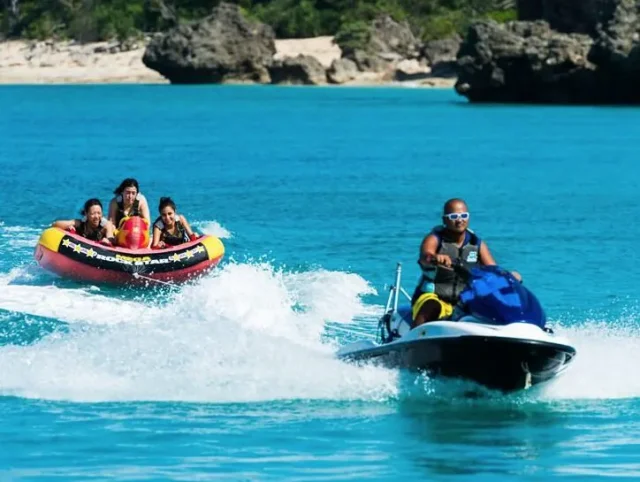 沖縄の青い海を疾走するジェットスキーと人気のバナナボート。