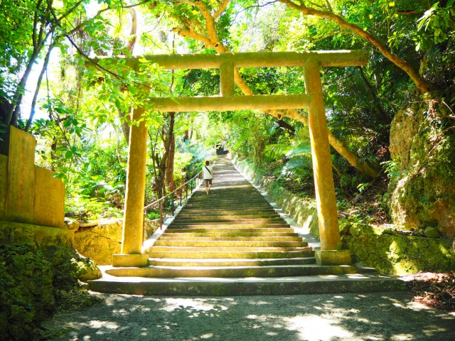 神秘に包まれたシルミチュー洞窟とは？沖縄屈指の聖地の魅力・歴史・アクセス情報を解説