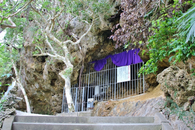 神秘に包まれたシルミチュー洞窟とは？沖縄屈指の聖地の魅力・歴史・アクセス情報を解説